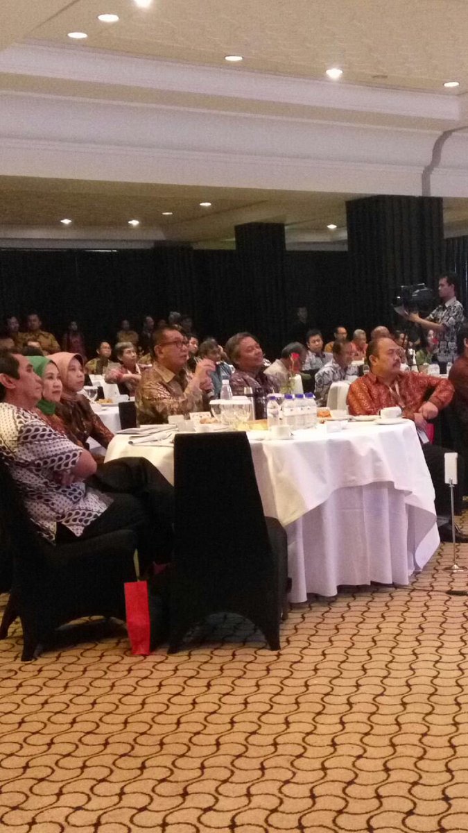 humasjabar's tweet photo. Wagub Jabar @Deddy_Mizwar_ menyampaikan materi di acara sharing Pemda dlm pengelolaan APBD scr good governance https://t.co/TMIWCEDmOS