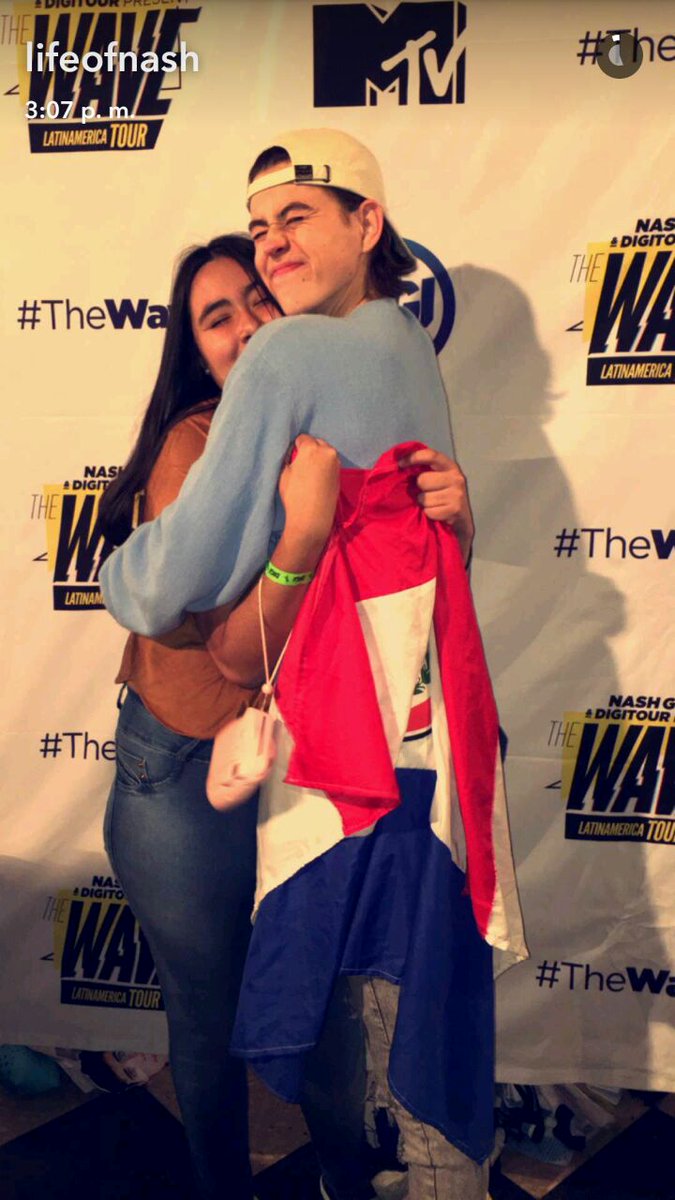 16_magcon's tweet image. Sigo y voy a seguir esperando años para abrazarte y tener así una foto contigo @Nashgrier TE AMO MUCHO ❤