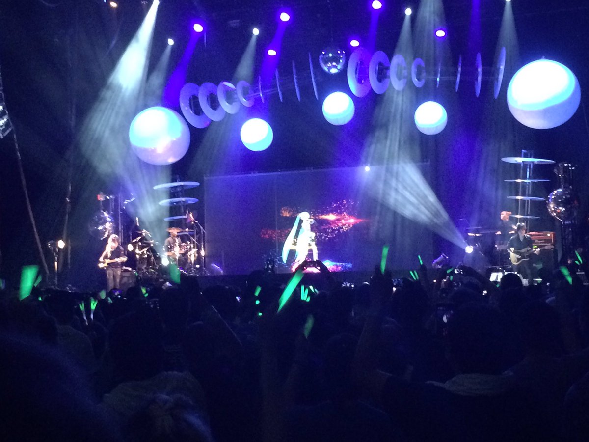 cfm_miku_en's tweet image. OMG!!!! @misamisamisawa &amp;amp; @megmemikoto with @jamesdevito &amp;amp; @likeluke_ of @anamanaguchi 😭😭💦✨💖 special collab encore!!