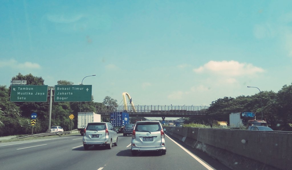 xiaomigeek's tweet photo. udah lewat bekasi... yeayyy... @PlanetXiaomi #MiIndonesiaJavaTour https://t.co/dBzUbGs7gi