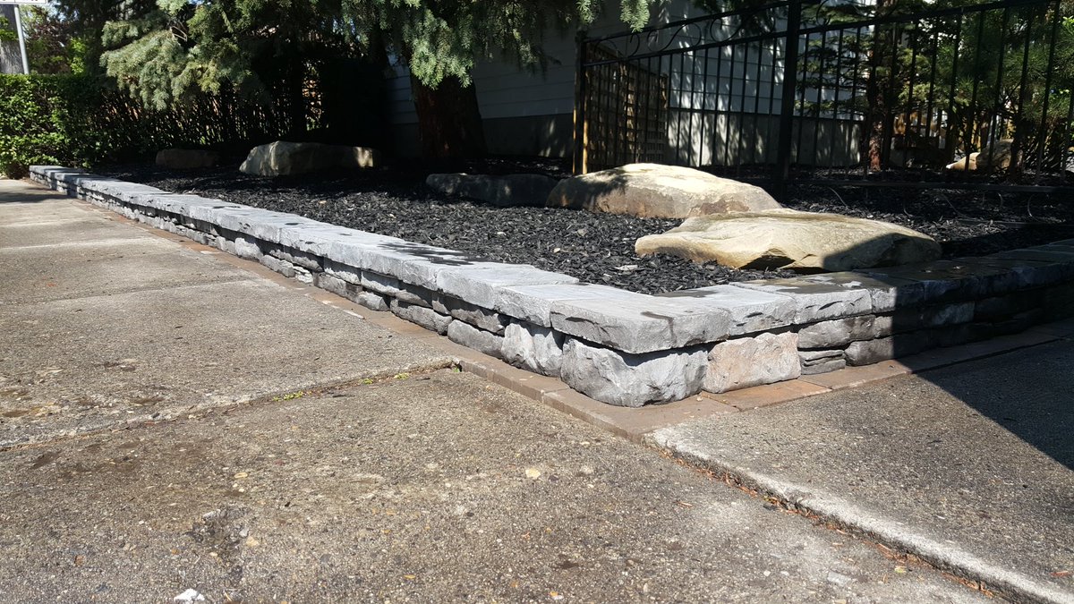 GreenFutureca's tweet photo. @GreenFutureca @Belgard #woodchip #flowerbed #sprinkle #system #bubblewater #yyc #eachtree https://t.co/eC3nBFfxK6