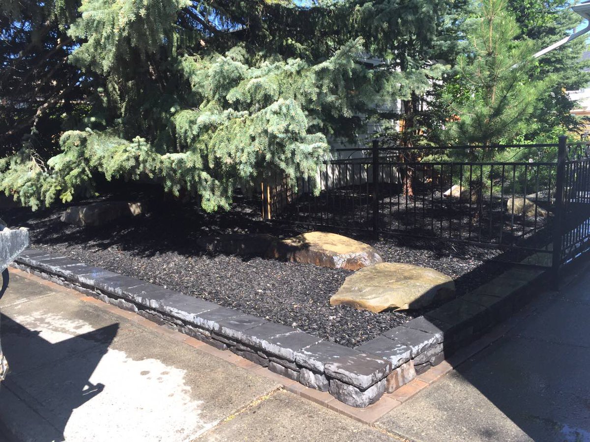 GreenFutureca's tweet photo. @GreenFutureca @Belgard #woodchip #flowerbed #sprinkle #system #bubblewater #yyc #eachtree https://t.co/eC3nBFfxK6