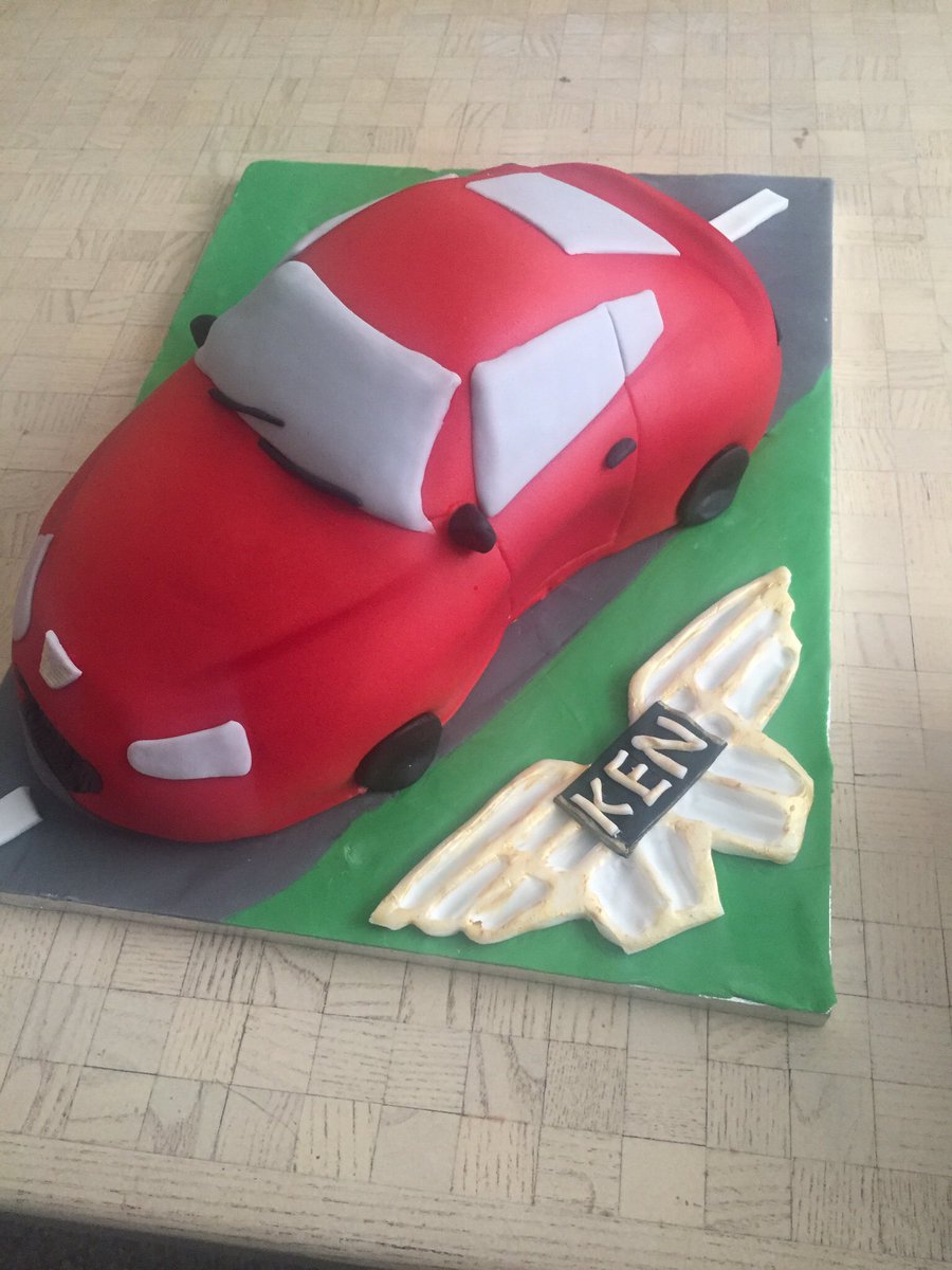 TLRKitchen's tweet image. car cake #astonmartin #fondant #cake 🚗🚗🍰