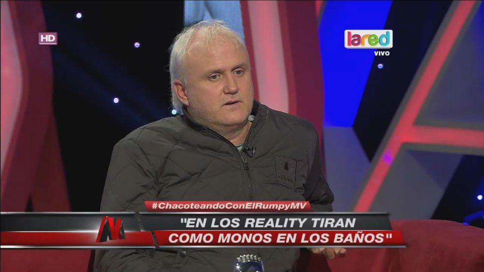 LaRedTV's tweet photo. El Rumpy reveló lo que ocurre en los realitys: "Tiran como monos" #ChacoteandoConElRumpyMV https://t.co/sHwNjRsKS6 https://t.co/vd5GEyQYhz