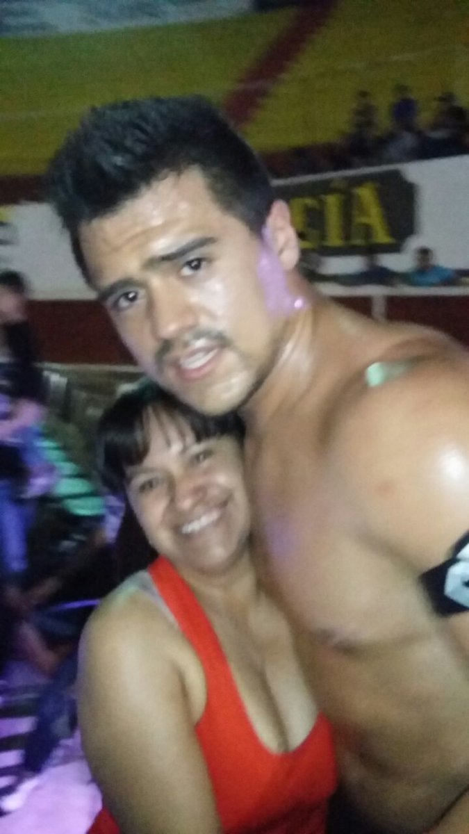 arlenecontrera3's tweet photo. Mi suegra super fan de @GarzaaJr super su regalo de 10 de mayo atrasado! #llpn https://t.co/iiNA8HNUmn