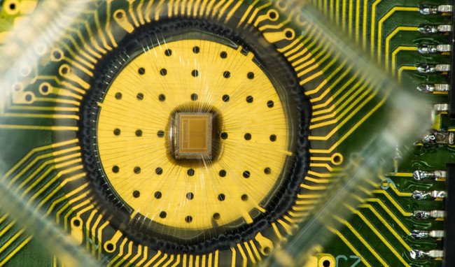 xataka's tweet photo. El nuevo almacenamiento óptico de IBM dice ser hasta 50 veces más rápido que los SSD https://t.co/DbX20zfej7 https://t.co/CpItla2mmC