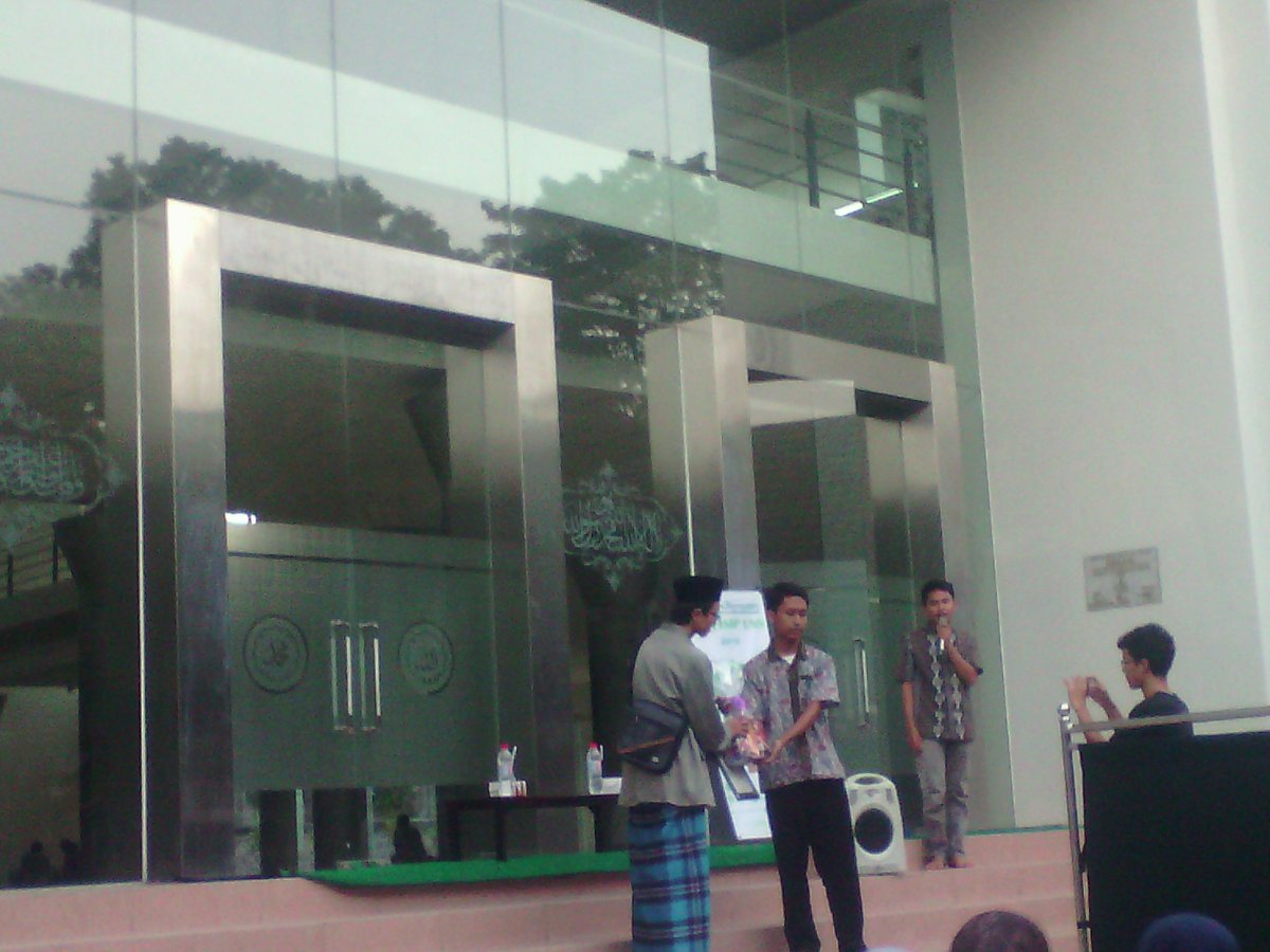 Pemberian kenangan buat ust Ahmad dari Lki fisip UNS #KRS #Sift 1437 #pohon kejayaan