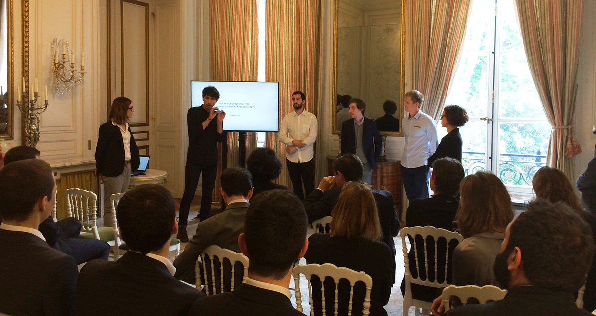 Travail_Gouv's tweet photo. Les 2 équipes gagnantes du #HackathonCPA présentent l'avancement de leurs projets pour la plateforme #CPA #FormPro https://t.co/kNxGAmdZEM