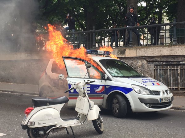 InfosFrancaises's tweet photo. ❗URGENT MANIF PARIS : Voiture de police en feu près du Canal Saint Martin, dans le 10è arrondissement. https://t.co/KSHtnY7aea