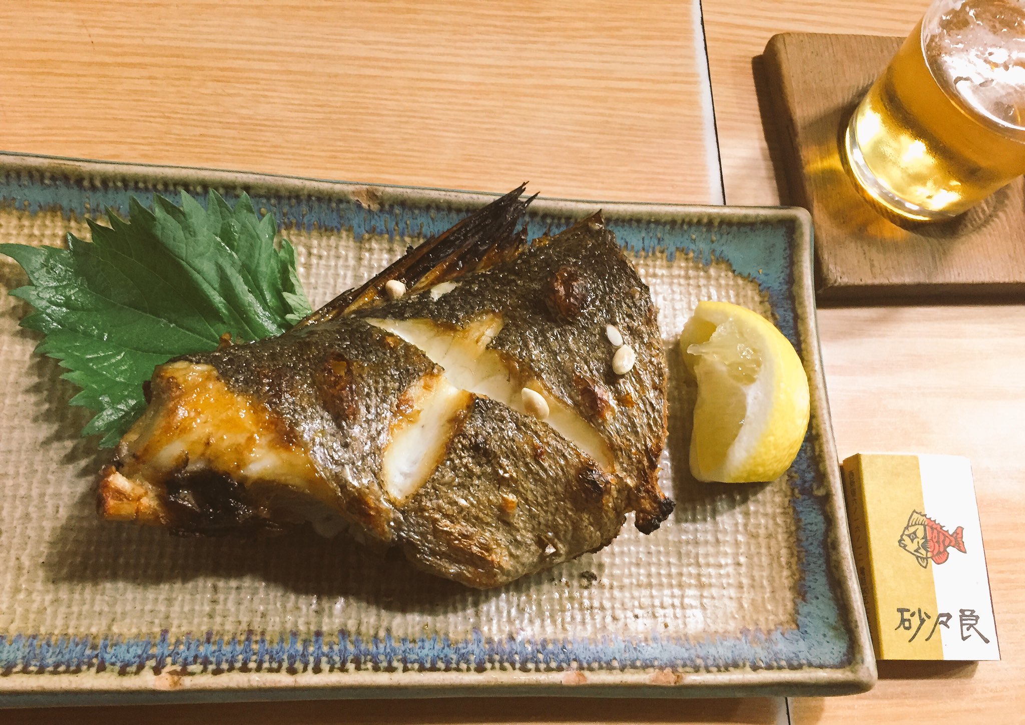 砂々良 ささら お酒と料理の談話室 本日の鱸 すずき の塩焼き 大きいので800円です マッチが小さいのではありません お魚が苦手なかたでも 合鴨スモーク500円 鳥の唐揚げ650円 鯨ベーコン800円など 豚の角煮600円もたまにあります 砂々