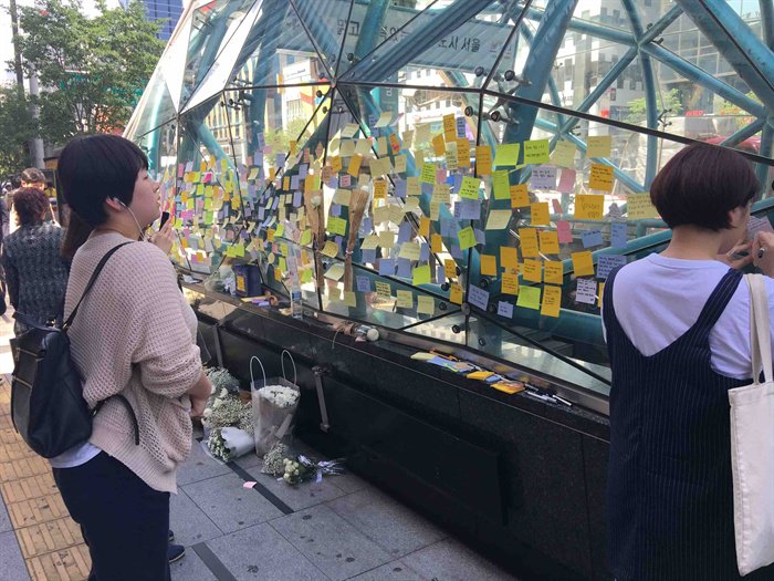 moijamoi's tweet photo. 서울 서초구 강남역 10번출구엔 여자라는 이유로 희생된  피해자를 추모하며 시민들이 가져다 놓은 꽃과 글들이 가득 붙어 있다.
#moi [#묻지마살인] https://t.co/u7GCcPIZqd https://t.co/7BiFnjSVRR
