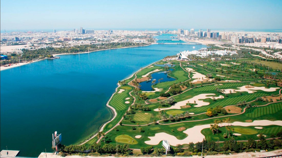 fourpointsdt's tweet image. A round of golf with clear blue skies = perfect escape from the weekday grind. #thingstodo #DubaiCreekGolfCourse