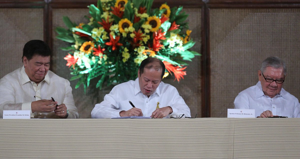 govph's tweet photo. PHOTO: President Aquino signs into law the Children’s Emergency Relief and Protection Act in Malacañan Palace. https://t.co/2zPagbDWMn