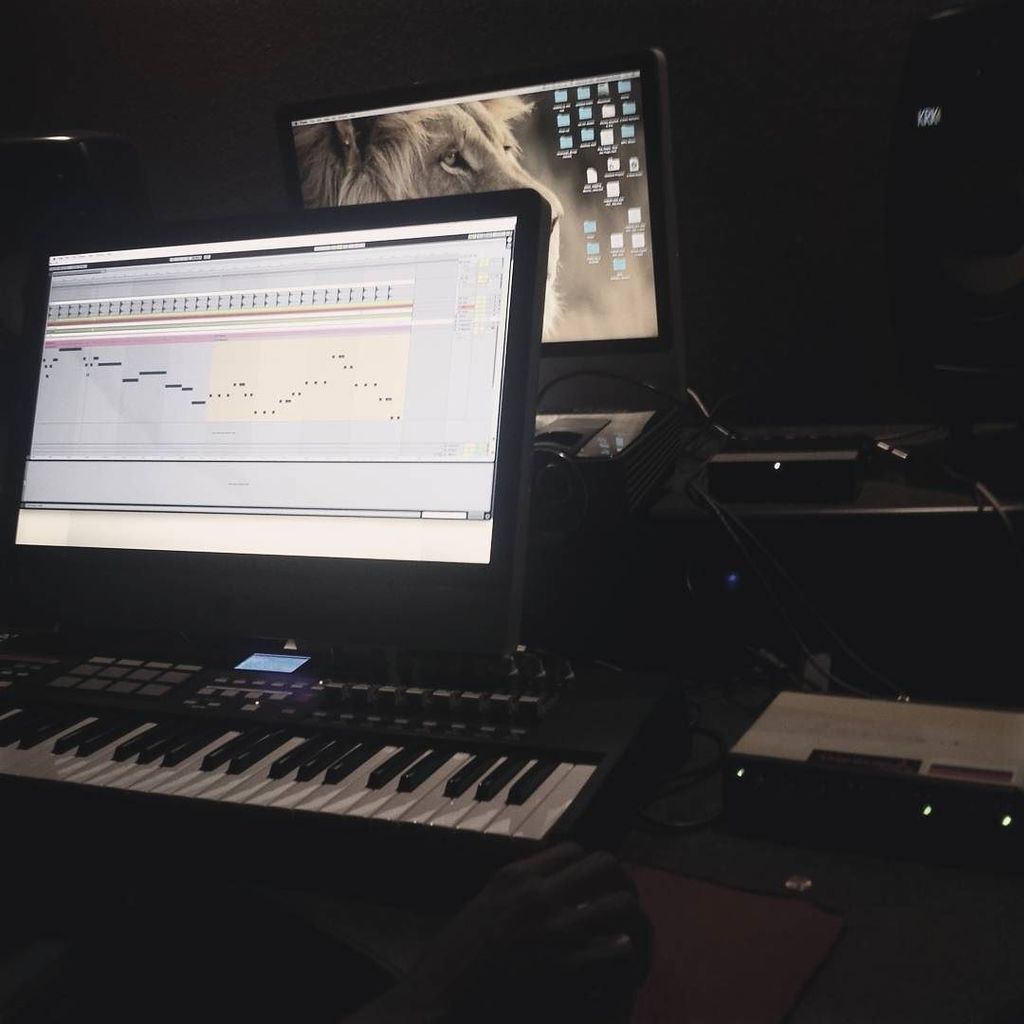 producerpassion's tweet photo. Work hard play hard...... #ABELTONLIVE9 #ABELTONPUSH #ATEAMSTUDIO72 #STUDIOFLOW #STUDIOLIFE #WORKFLOW #WEWORKING #A… https://t.co/4uNNiOwVWO
