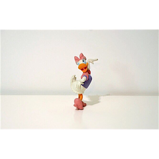 Tan coqueta como siempre... Si es que #daisy vuelve loco a cualquier pato.bit.ly/25aWGWX #escultura #disney
