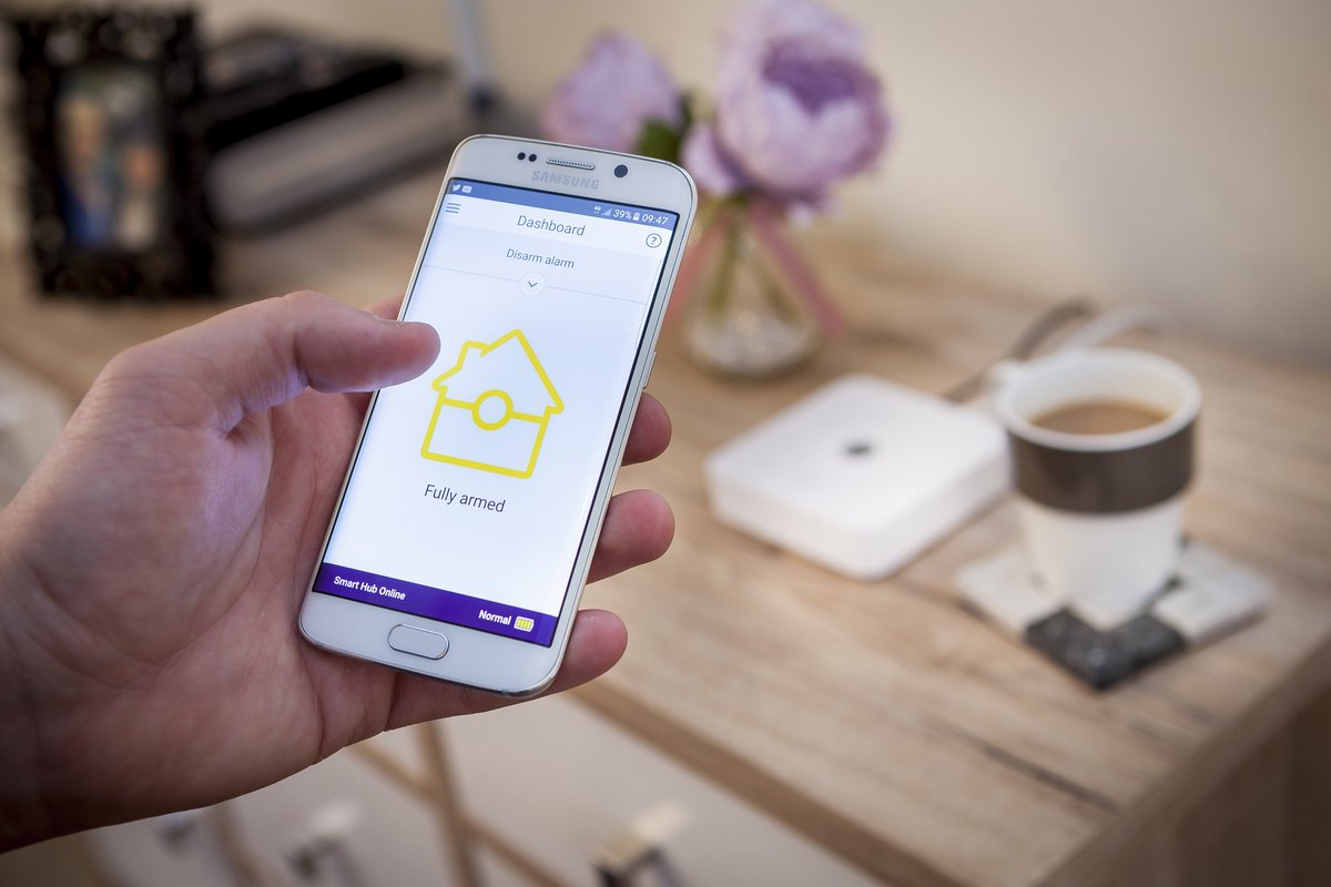 YaleItalia's tweet photo. E se potessi controllare la sicurezza della tua casa semplicemente dal tuo smartphone? Con #Yale #SmartLiving puoi! https://t.co/iLDxyE15ar