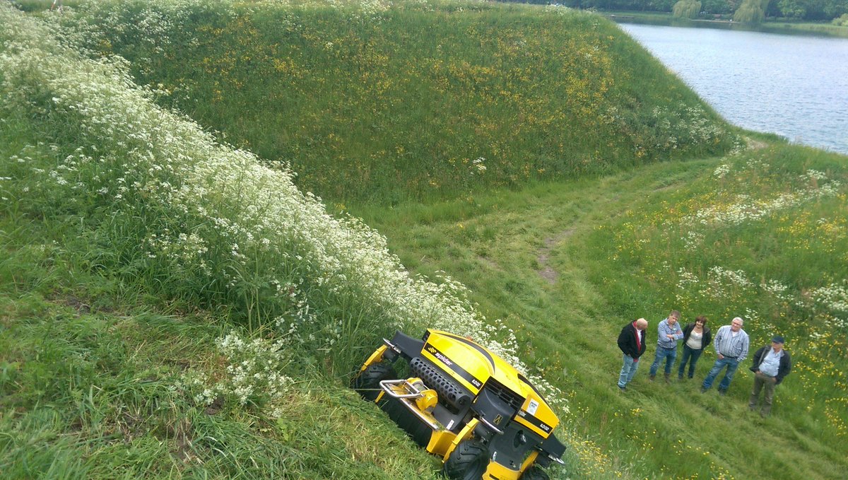 Mach4Green's tweet photo. Bij recht omhoog! Geen probleem voor deze Spider #hellingmaaien #Heusdenvesting https://t.co/tNeeeAbGKn
