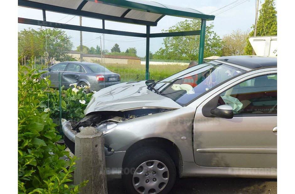 Le_Progres's tweet photo. Une voiture percute un abribus à Replonges : une lycéenne blessée https://t.co/vRd4GT55JI #Replonges #Ain #accident https://t.co/DrU1GAKW76