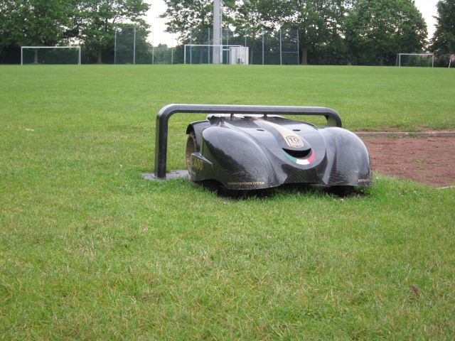 Mach4Green's tweet photo. De professionele robotmaaier voor sportvelden @Mach4Green #Ambrogio #GPS #maaien https://t.co/6qZPzYajFF