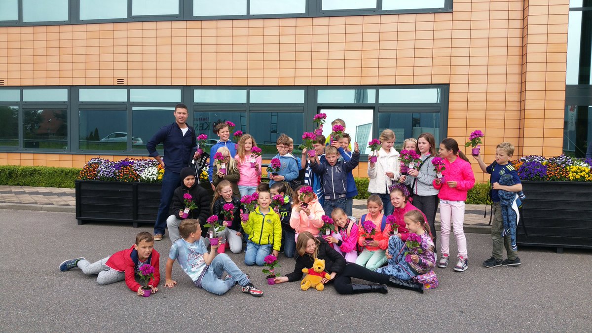 Met heel groep 6 van <a href="/denieuweweg/">WSKO De Nieuwe Weg</a> naar de kas van Jack's ouders!