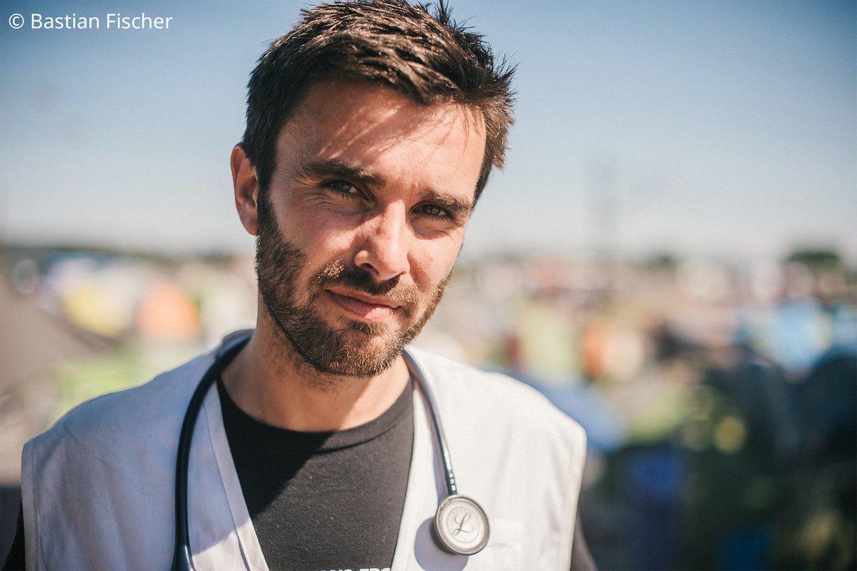 戰火陰霾的背後是困擾著救援人員的更重大的深層次問題。肯尼醫生︰「他剛知道他的姐妹在敘利亞的一次空襲中遇害。身處伊多梅尼的他，不堪此極大悲痛，試圖嚴重傷害自己。」#MSF #Syria msf.hk/blogs/16989