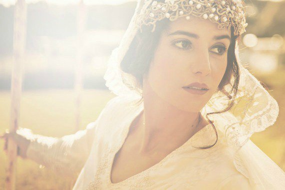 Empieza a pensar en el #velo para ese #vestido maravilloso thinkgreenevents.es/formas-no-tipi… #accesorios #bodasdiferentes