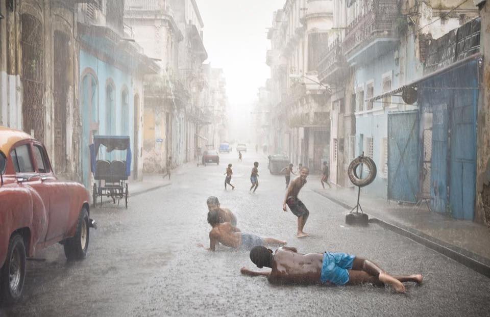 codigonuevo's tweet photo. La Habana tiene aún más color cuando llueve. Y los niños de Cuba lo saben. #Felizmiércoles

Foto: Val Poudkii https://t.co/7tsoUk3qhj