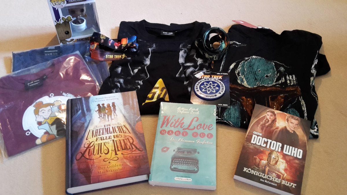 OzyanHH's tweet photo. Ich war auf der #FedCon2016 und kaufte ein und bekam geschenkt. Dank an @fedcon, @CrossCult und @emp_de! https://t.co/qpxik2mY44