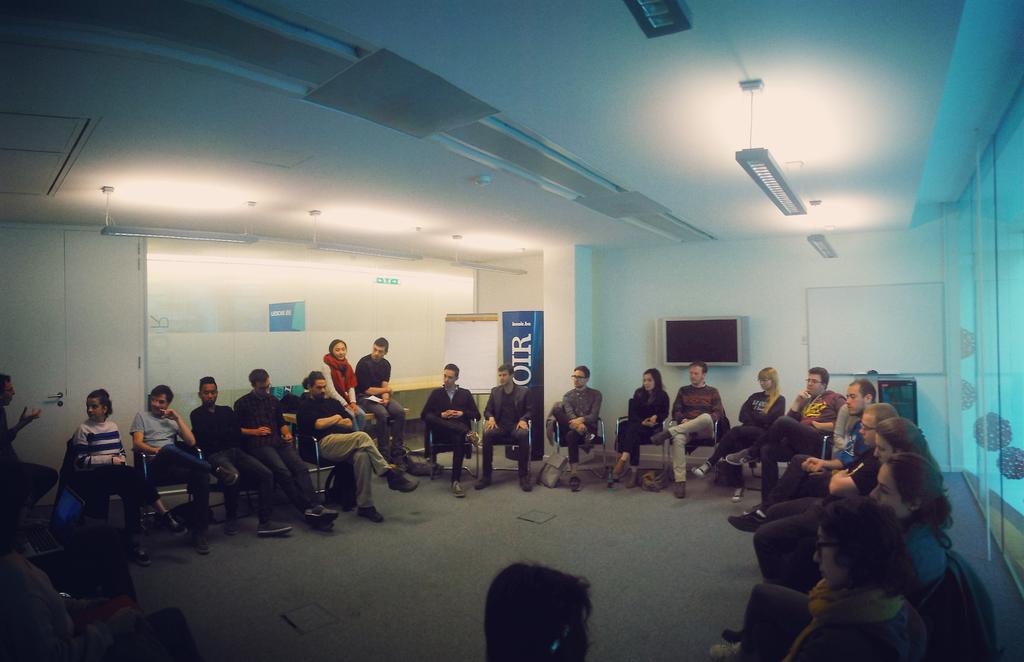 FlorianTixier's tweet photo. [Journalistes Anonymes] Réunion de debrief @Tram_33 @lesoir avec les étudiants de @JournalismeULB #mercipourcemoment https://t.co/LZNr5l59vo