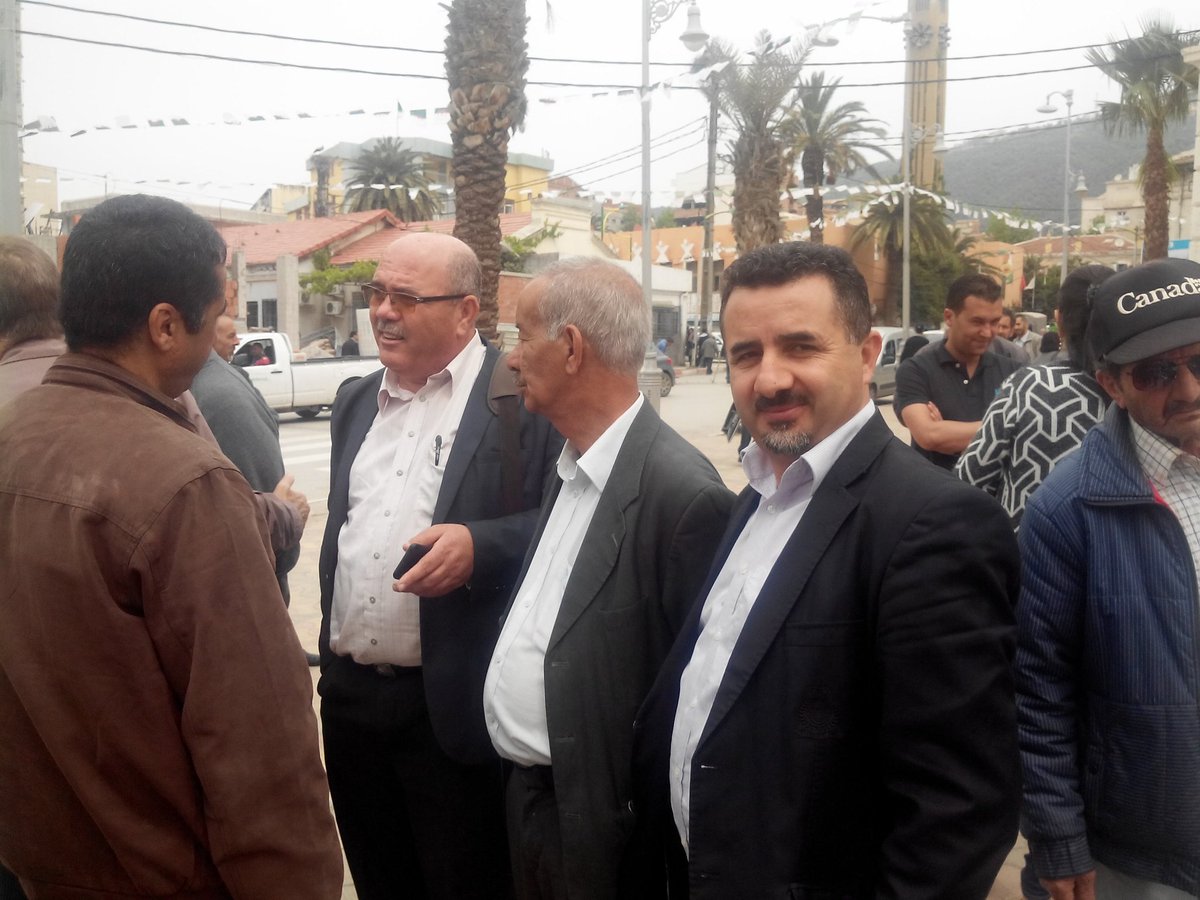 Madjid_SERRAH's tweet photo. #Tizi_Ouzou sit-in de solidarité avec @elkhabarlive #kabylie #algerie cc: @RSF_NordAfrique https://t.co/cAZ4gD463e