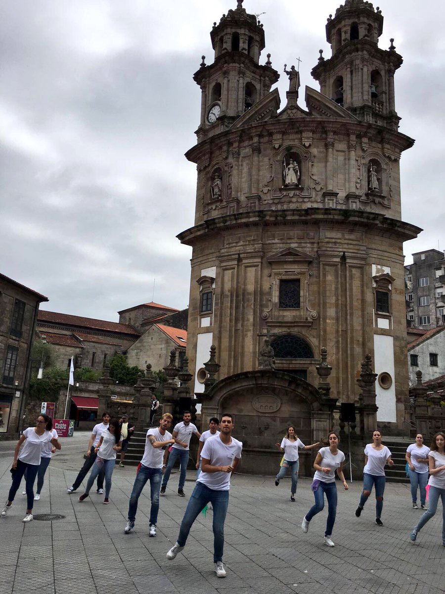 CarlosOrozaCIFP's tweet photo. Hoxe celebramos #DiaInternacionalMuseos co @CITAPontevedra cun #flashmob na Praza da Peregrina #CSALOX #CSGUIA https://t.co/YkXB5Ne20E