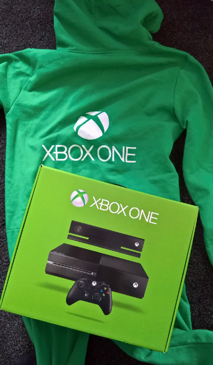 lee_stott's tweet photo. Attending @gameopolisMCR #jamchester #microsoft #VRhack you could win these #Xboxone #xboxonezie for your VR Game https://t.co/I3dZOklusy