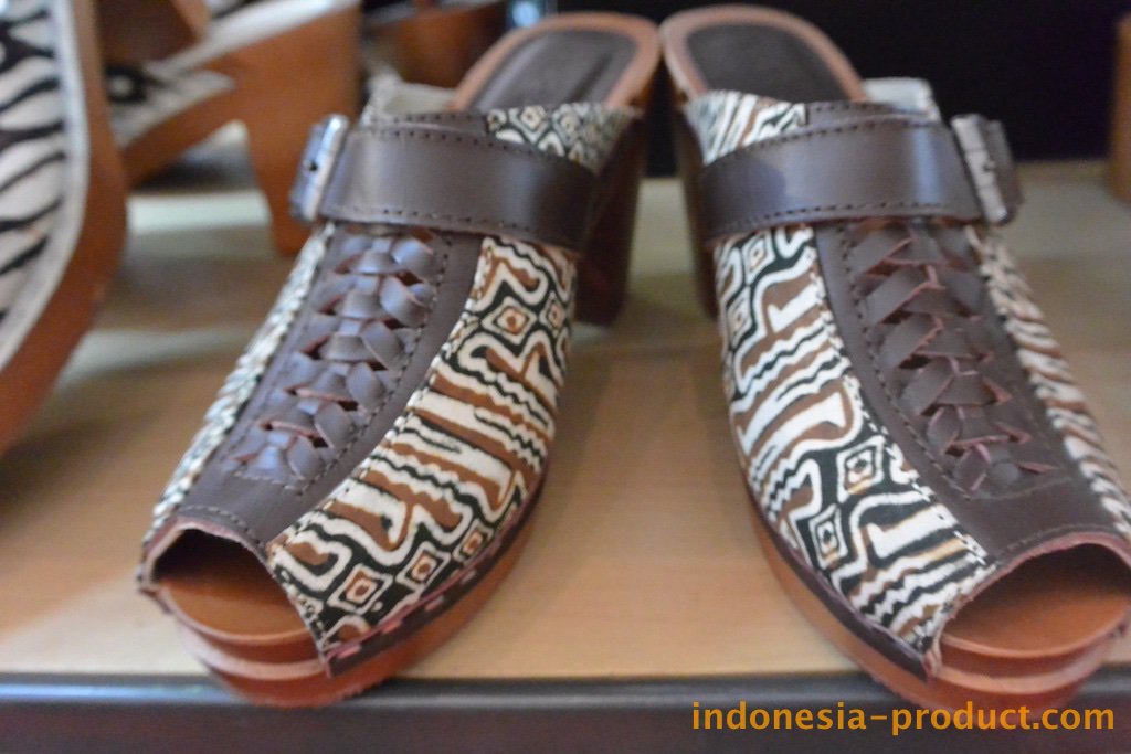 indoproductcom's tweet photo. Buat kamu yg di Tangerang dan ingin mencari sandal dan selop trendi, yuk kunjungi Kloom Clogs #UKMHERO #INACRAFT2016 https://t.co/e4gs54vfiq
