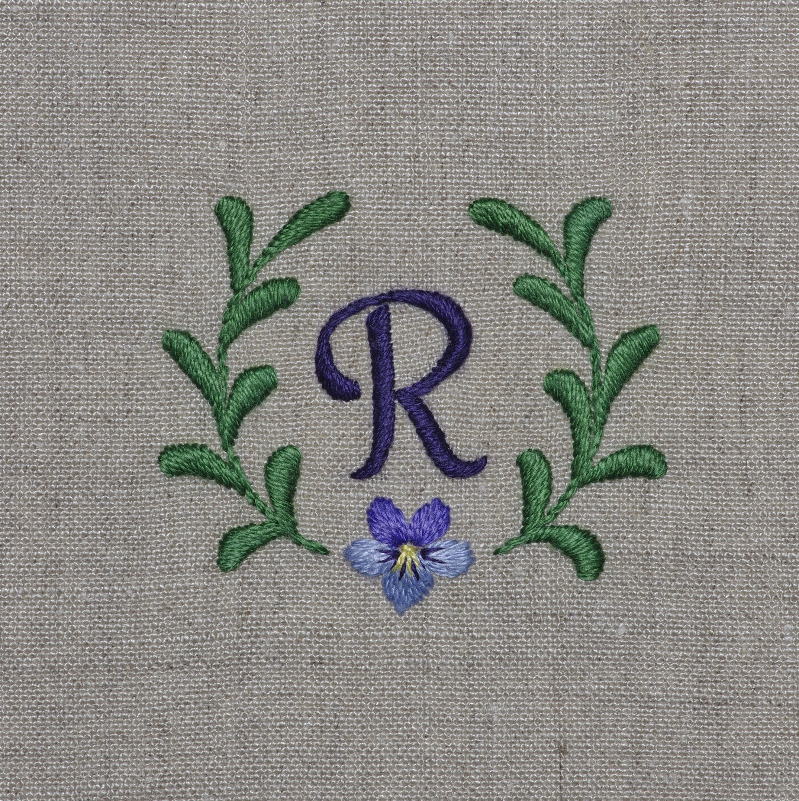 تويتر 刺繍 小箱 佐藤ちひろ على تويتر サテンステッチ アウトラインステッチ ストレートステッチでつくるエンブレムの R お好きな文字 と色を組み合わせて アルファベット刺しゅう Nhk出版 より 刺繍 実物大図案 手作り ハンドメイド アルファベット