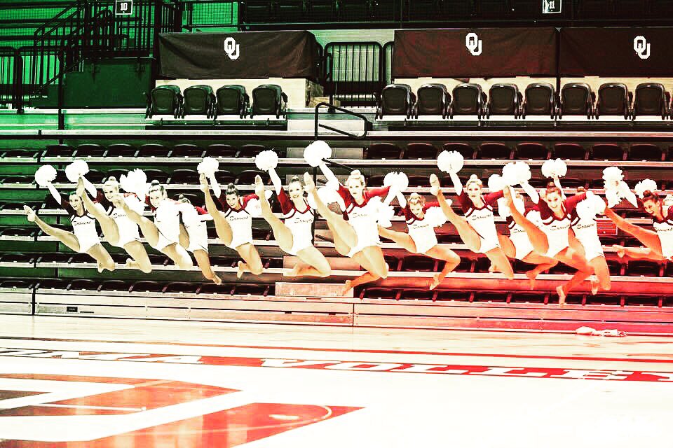 OUpom's tweet photo. We're jumpin over this Wednesday to get to the weekend๐คHow are you spending your Wednesday?โค๏ธ #oupom https://t.co/jwSgxUu6Fv
