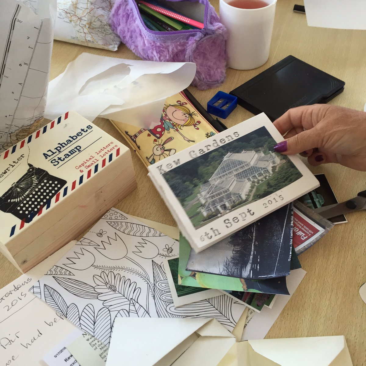 StIvesLibrary's tweet photo. Getting creative in the library with @StorylinesUK . #telling stories #stives #stiveslibrary #creativity https://t.co/qwAoomNGUn