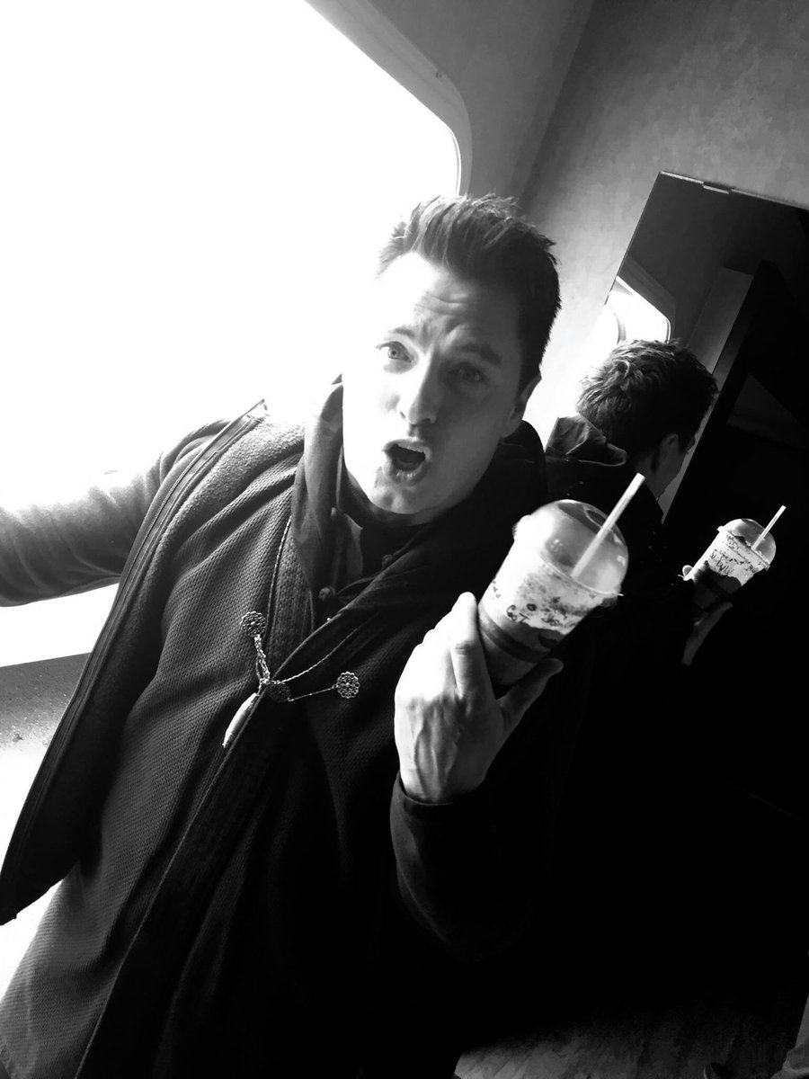 ArrowUpdates's tweet photo. 📷 - John Barrowman sur le tournage de la saison 4 https://t.co/ZzT6J61gjC
