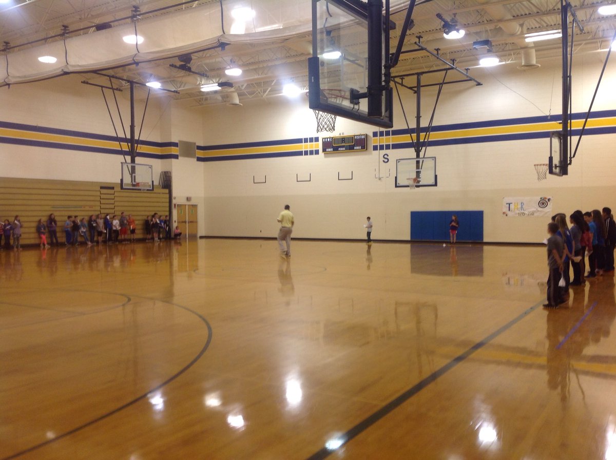 MrBadiner's tweet photo. 5th graders from Mr. Walters and @TrentHeilGL's room having First in Flight Airplane Showdown! #GLCSryan https://t.co/ze1MeNvQwU