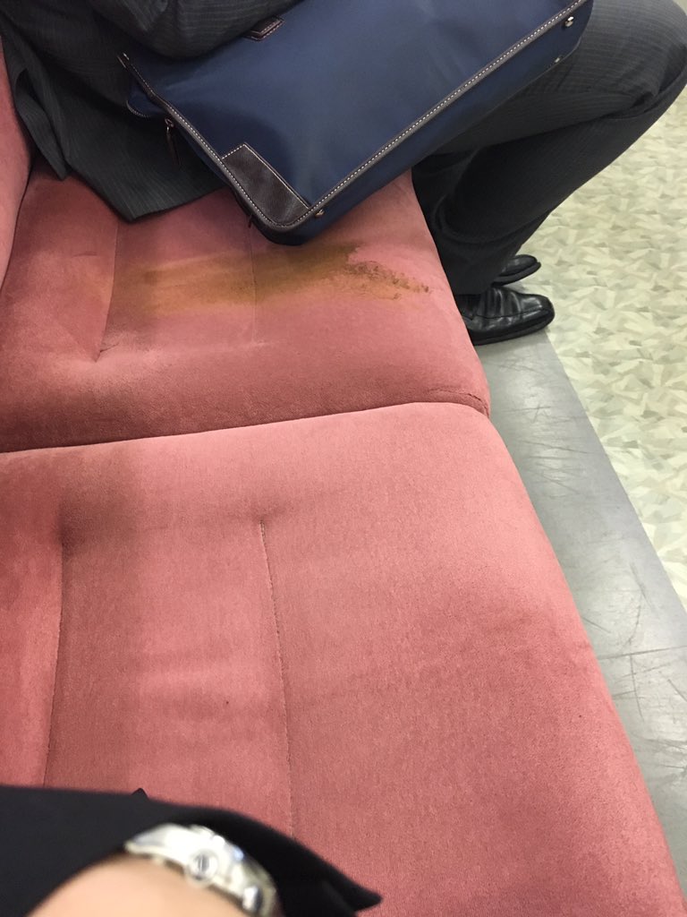 雨音 ツカサ つかぺちーの 隣の隣の席うんこ漏らした人いるんだけど電車の中臭い