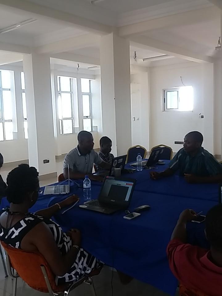 OpenDataBurkina's tweet photo. @Siableg explique la situation de la collecte de données de #NENDO2 à l'équipe @OpenDataBurkina @kabconsi @mbakatre https://t.co/l4fXHg38o7
