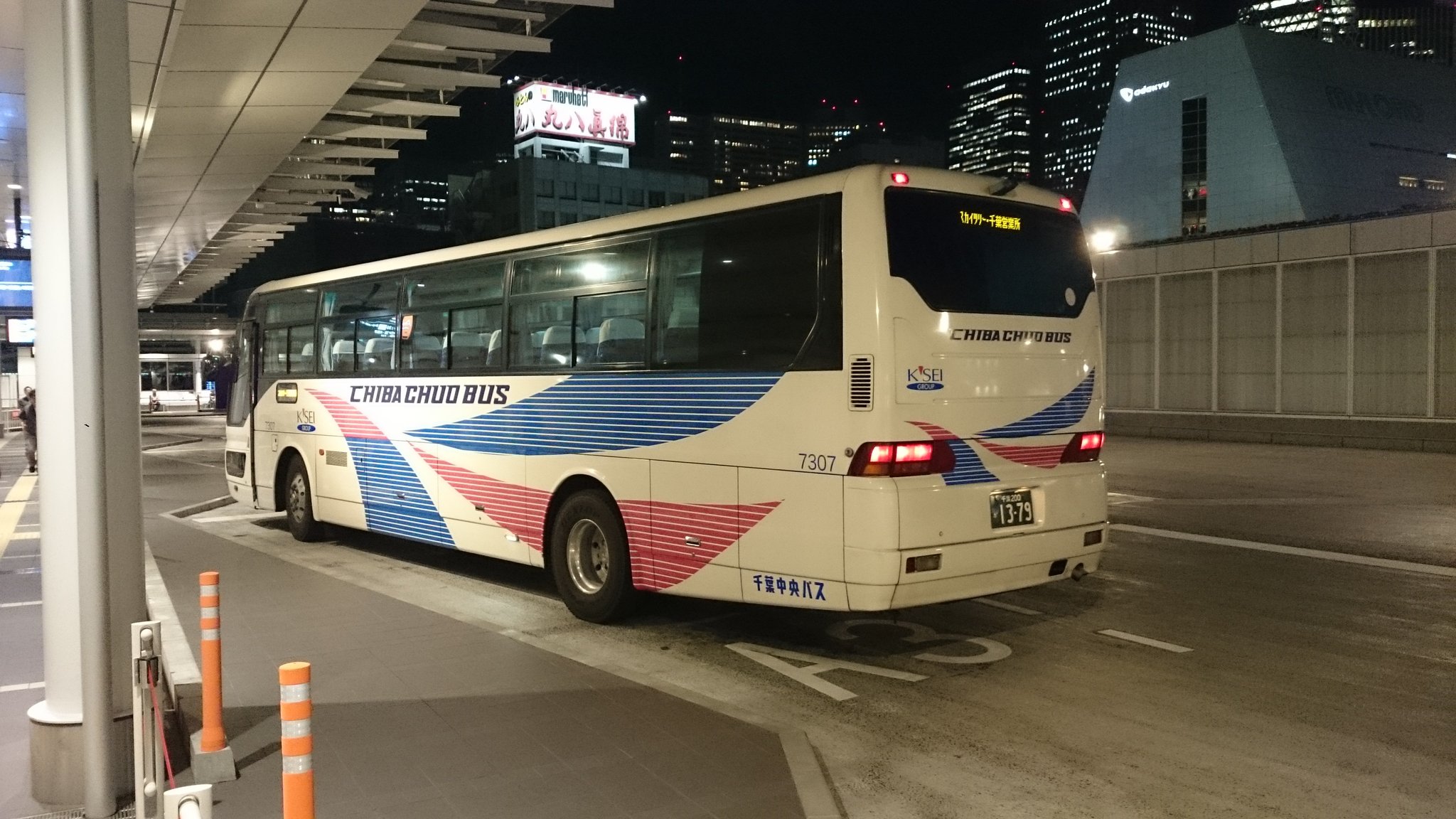 おけら Sur Twitter バスタ新宿a3のりば 東京スカイツリータウン前経由の千葉営業所行きは 千葉中央バス7307で運行 乗車2名 のりば 30発の前橋バスセンター行き日本中央バスが多少早く配車で 中央バスの2台並びに T Co Oghs3jwc4j Twitter