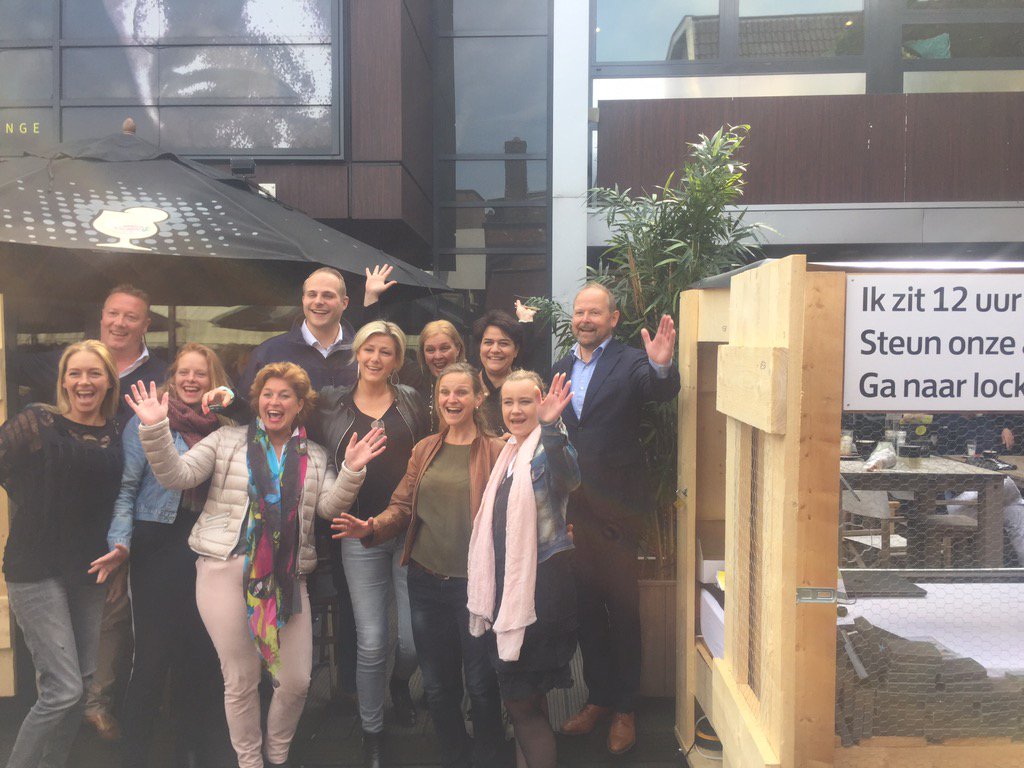 OC_Enschede's tweet photo. Vanmorgen! @OC_Enschede start actie #lockmeup #freeagirl #hokje met wethouder @PGWelman Meer via FB! Succes! 👏💪 https://t.co/uG2tLmwWVf