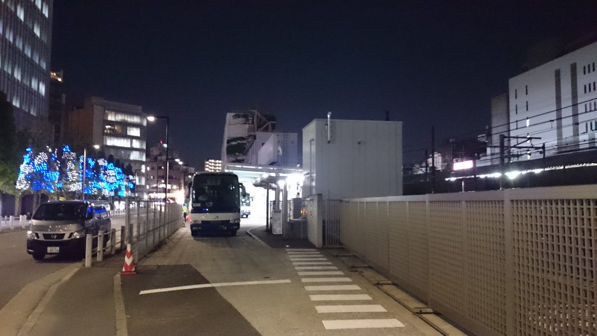 おけら 新宿駅新南口高速バスのりば 代々木 はてっきり完全閉鎖かと思っていましたが ホームには電灯が付き Jrバス関東の待機が4両 諏訪 佐野2 東京 も
