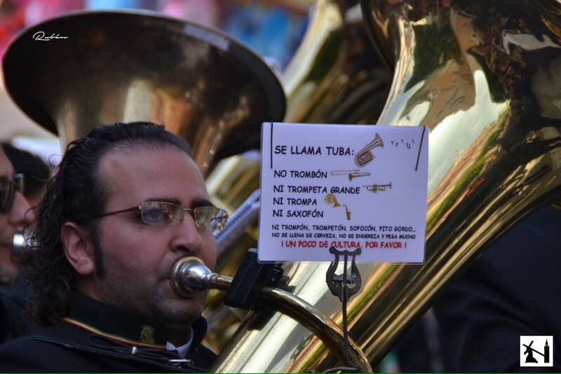 Todos deberíamos llevar carteles así en nuestro instrumento.