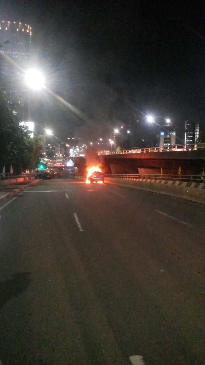 DapoerSnack's tweet photo. @RadioElshinta Ada mobil terbakar di flyover slipi #jkt...Hati-hati bila melintas..#lakalalin https://t.co/blkEYI68RA