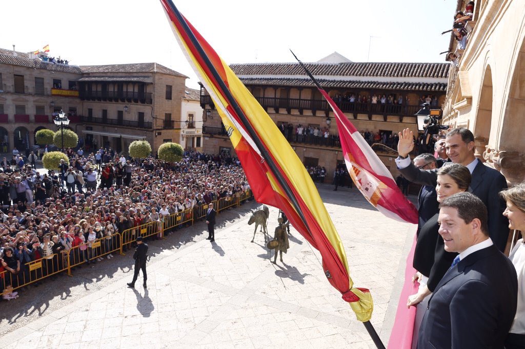 MonarquiaEspana's tweet photo. SSMM los Reyes Felipe y Letizia visitan Villanueva de los Infantes #400Cervantes #RutadelQuijote https://t.co/cfgrSIsaQA
