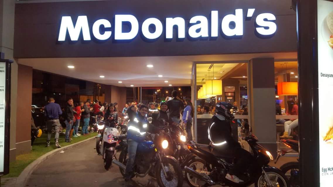 jeffer_023's tweet photo. Si llegar al automac y lograr esto en dosruedas no es creativo no se que lo sea #RuedaConAutomac en @McDonaldsCol https://t.co/YGDxbtlRAk