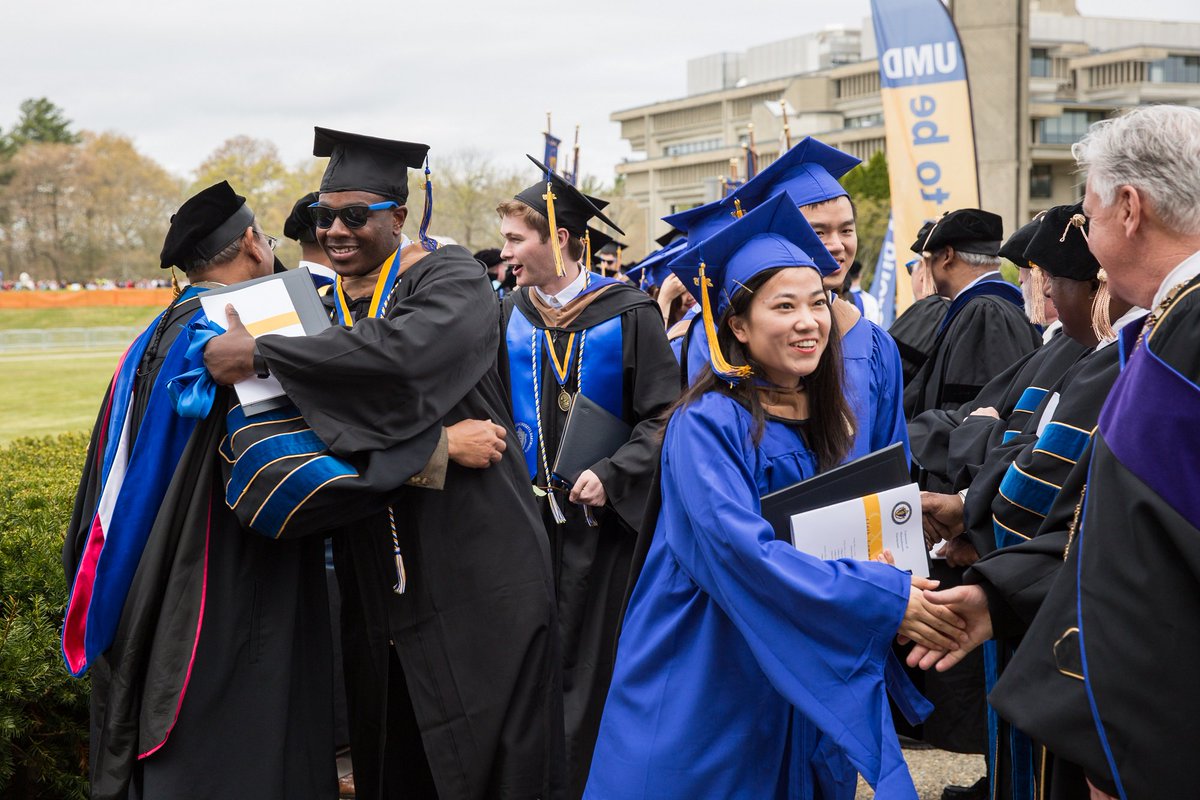 582 students earn degrees from Charlton College of Business ow.ly/4Ohb300gzLL #UMassD2016