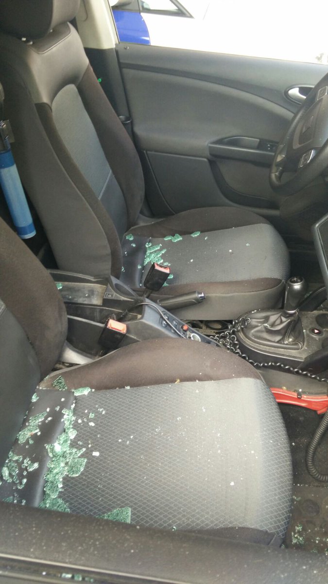 Pelao_Delaldea's tweet photo. @AdaColau @albertofdezxbcn @jgarganteclosa Cristales coche @GUBcn roto por los manteros y pagado por barceloneses😠😤👎 https://t.co/uo1iEWAiwg