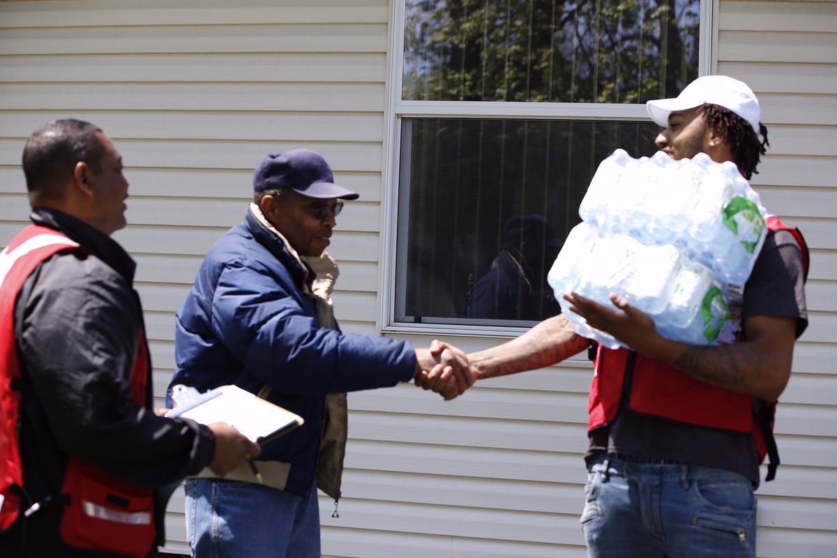 nbacares's tweet photo. Yesterday, @celtics @realjamesyoung was hard at work in his hometown of Flint, handing out water to those in need. https://t.co/dbncTzJ7vT